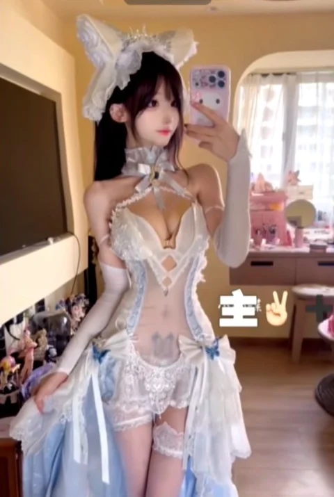 抖音12万粉，绝顶反差cos天生萝莉体的图片(1)